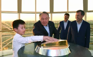 Нурсултан Назарбаев прогулялся по улицам вечерней Астаны