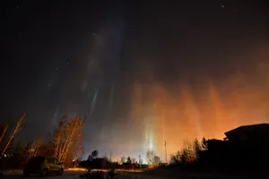 Таинственные световые столбы сняли жители Магнитогорска