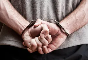 В Алматы в пивном баре мужчина угрожал посетителям пистолетом