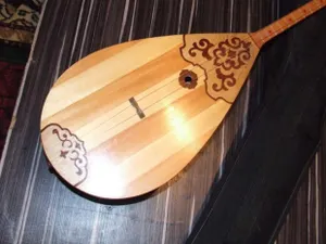 Москвич выражает свои чувства, играя на домбре