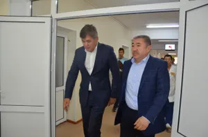 Тургумбаев и Биртанов посетили пострадавших во время пожара спасателей