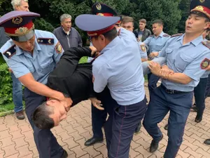 Сотни сторонников ДВК вышли на площади в Нур-Султане и Алматы – МВД РК