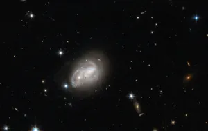 NASA опубликовало снимок сталкивающихся галактик