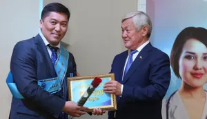 Бердыбек Сапарбаев вручил медработникам ключи от квартир
