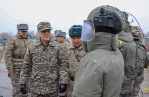 Это подтасовка –министр обороны прокомментировал видео «с танками в Алматы»