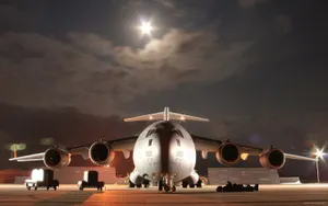 Чиновник летал на пластические операции на военном самолете