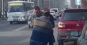 Водители не поделили дорогу Алматы и устроили драку (ВИДЕО)