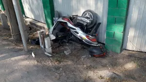 Пьяный мопедист врезался в забор в Алматы