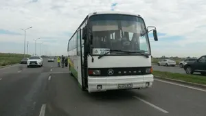 В Алматы автомобиль врезался в автобус с детьми (ФОТО)