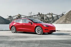 Почти 130 тысяч электрокаров отзывает Tesla