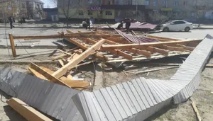 Снесло крышу с пятиэтажного дома в Атырау