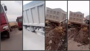 Под грузовиками провалилась трасса в Карагандинской области
