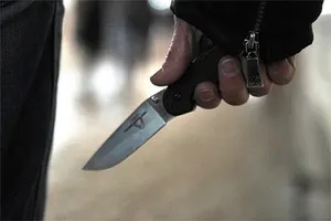 Житель Рудного порезал лицо судебному исполнителю