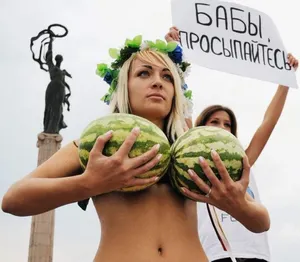Активистки FEMEN ночью пришли к президенту Лукашенко