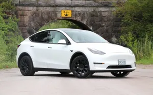 Из-за дефекта крыши Tesla отзывает 10 тысяч автомобилей