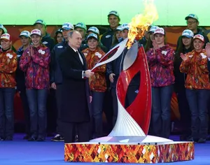 Путин зажег олимпийский огонь в Москве