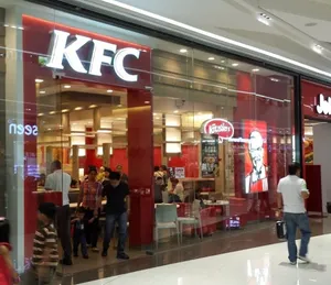 Трехлетнюю девочку выгнали из KFC из-за шрамов на лице