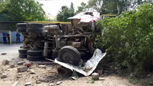 В Алматы КАМАЗ переехал водителя