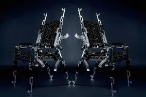Австрийский дизайнер сделал стулья из АК-47