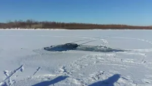 На реке Иртыш «ушла» под лед машина вместе с рыбаками (ФОТО)