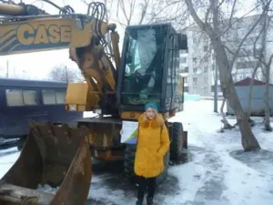 Купившая для своей работы экскаватор студентка собирается купить вторую многотонную машину