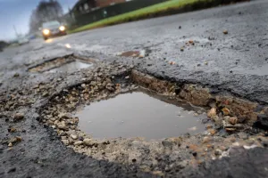 Павлодарда жолдағы шұңқырға байланысты автобус жүргізушісінің құқығынан айырылды
