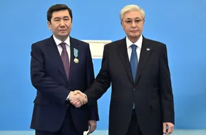 Токаев поблагодарил Кошанова и отметил заслуги Amanat