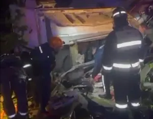 ШҚО-дағы жол апатынан цементовоз жүргізушісі кабинада қысылып қалды