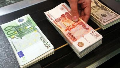 Курс валют в коммерческих банках 15 апреля: доллар и рубль растут