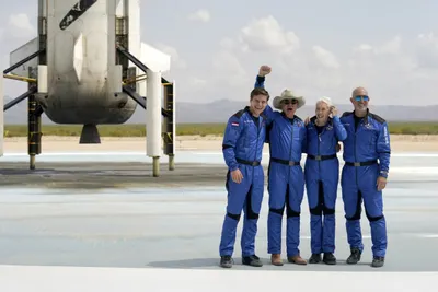 Джефф Безос успешно слетал в космос на корабле New Shepard