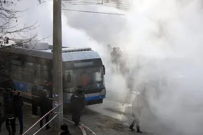 В Алматы троллейбус провалился в яму из-за разрыва теплотрассы
