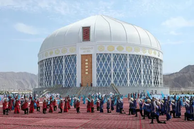 Бердымухамедов открыл в Балканабате гигантскую Белую юрту