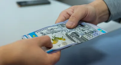 Женщину задержали за дачу взятки полицейскому в Алматы