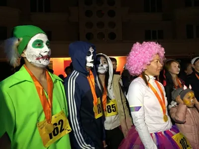 В Алматы в Хэллоуин 200 человек в костюмах пробежали по лестницам