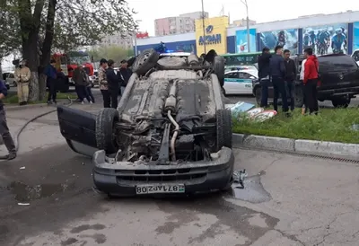 Автомобиль перевернулся от столкновения в Алматы