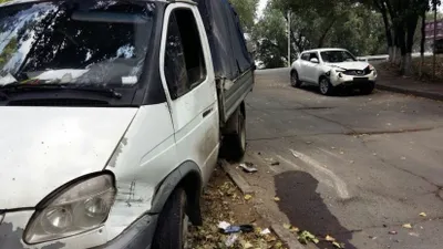 В Алматы легковой автомобиль перевернул грузовик (ФОТО)