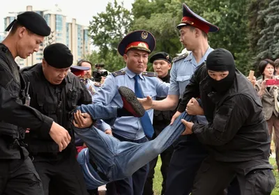 Митинги напугали казахстанцев – Даурен Абаев о задержаниях