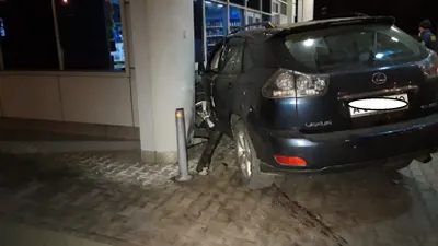 После столкновения автомобиль влетел в АЗС в Алматы