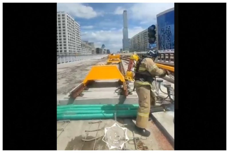 В Астане на путях ЛРТ загорелся электрокабель